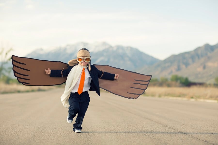 Junge mit Flügeln auf Startbahn symbolisiert Umsatzsteigerung durch Comversion Optimierung