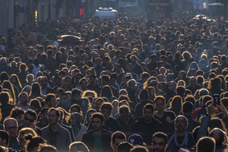 Menschenmenge in einer Großstadt