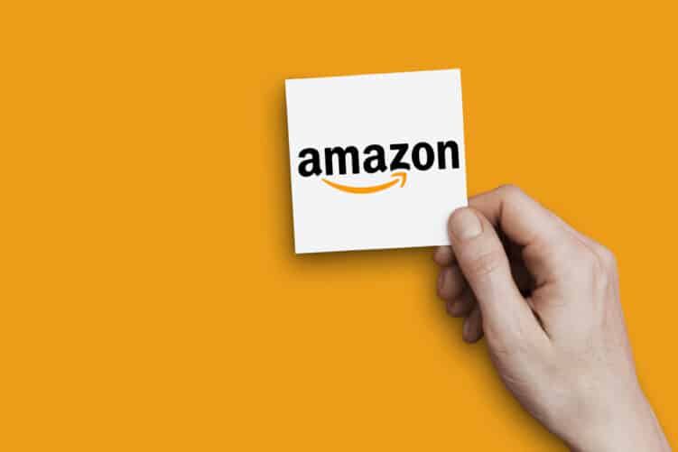 Amazon Logo auf orangem Hintergrund
